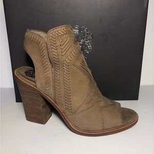 Vince Camuto Karinta Women’s 10M Open heel & toe leather ankle Sandals Zip up